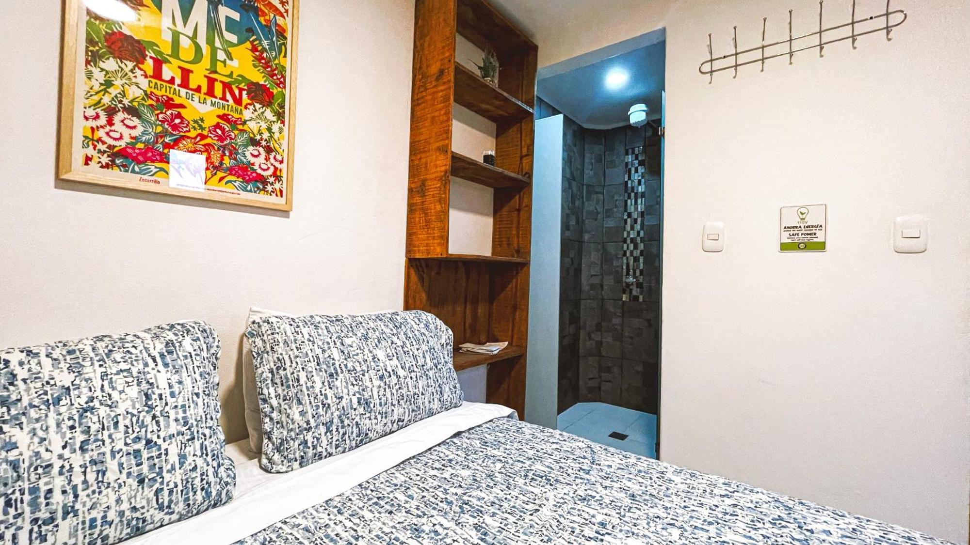 Adn Algo De Nosotros - Malaika Hostel Medellin Exterior photo